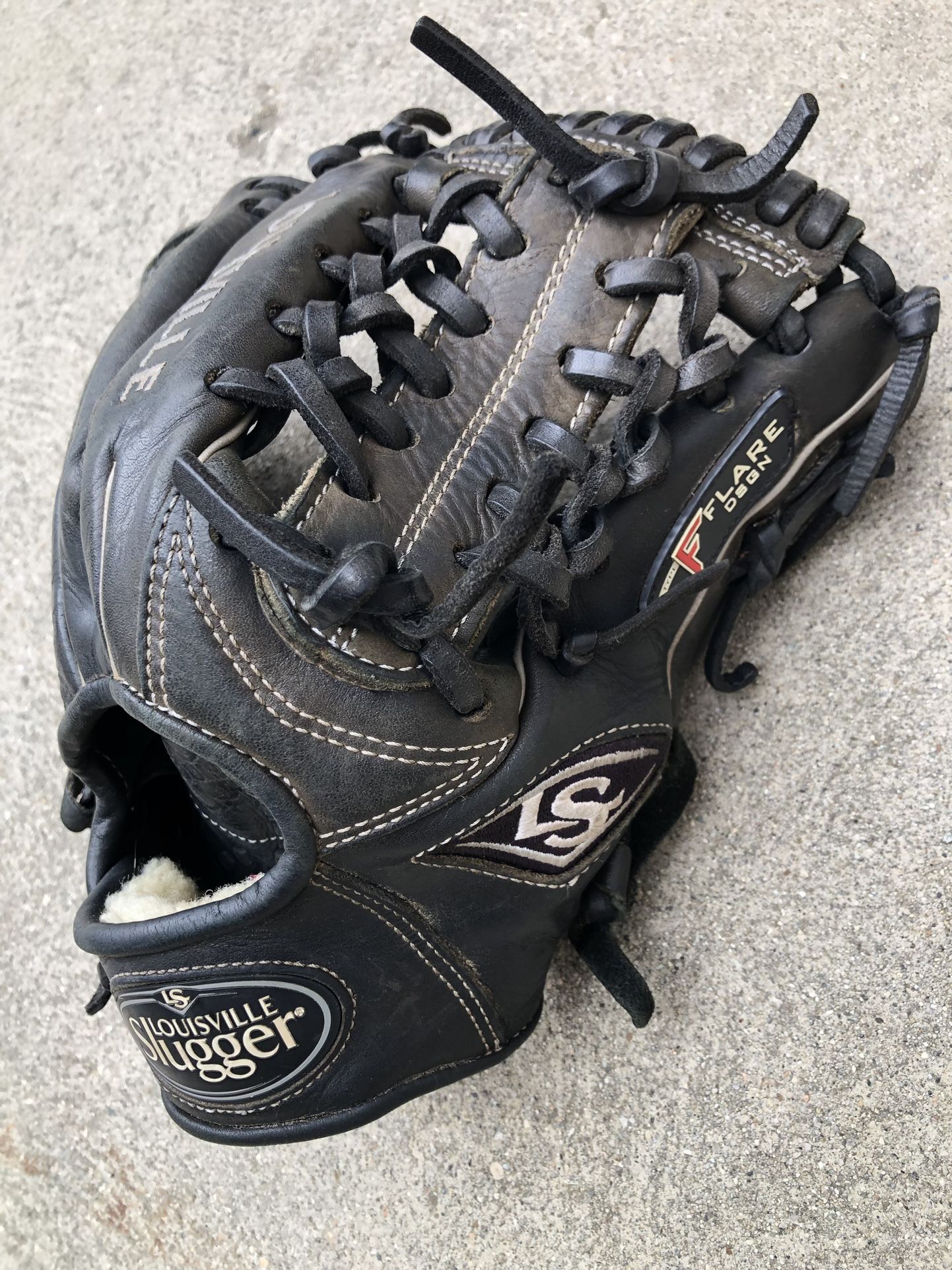 Louisville Slugger Flare Design Baseball Glove Sz 11.5” In Solid Condition Have More Baseball And Softball Equipment Available $70 firm