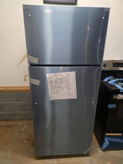 New GE Stainless Steel Top Freezer Refrigerator 