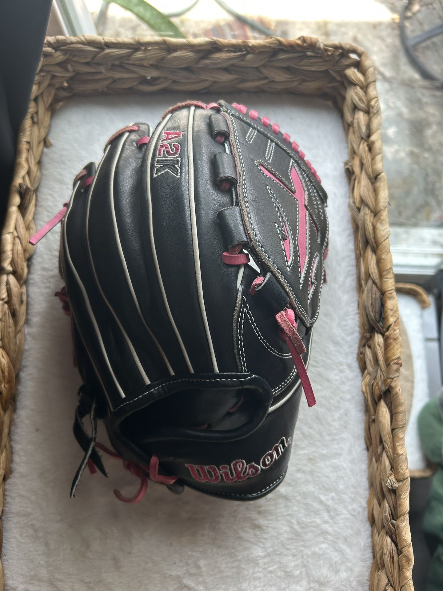 Wilson 12in pitching glove black n pink