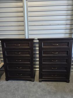 New Costco Branson 5 Drawer Chest
New condition large chest dressers
Crafted from durable rubberwood solids and oak veneers for lasting strength
$45