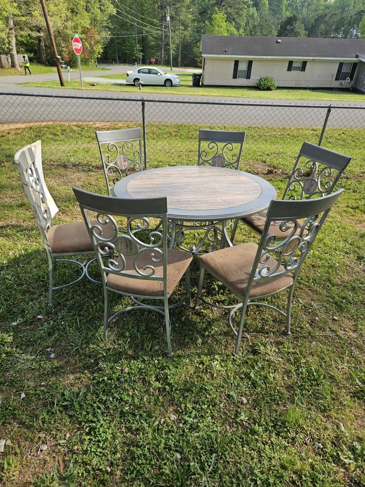 7 Piece Kitchen Table With Chairs  $100  Or Best Offer By Tomorrow 