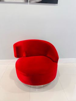 Modern red velvet armchair, rotating base / Silla roja moderno de terciopelo con base rotable