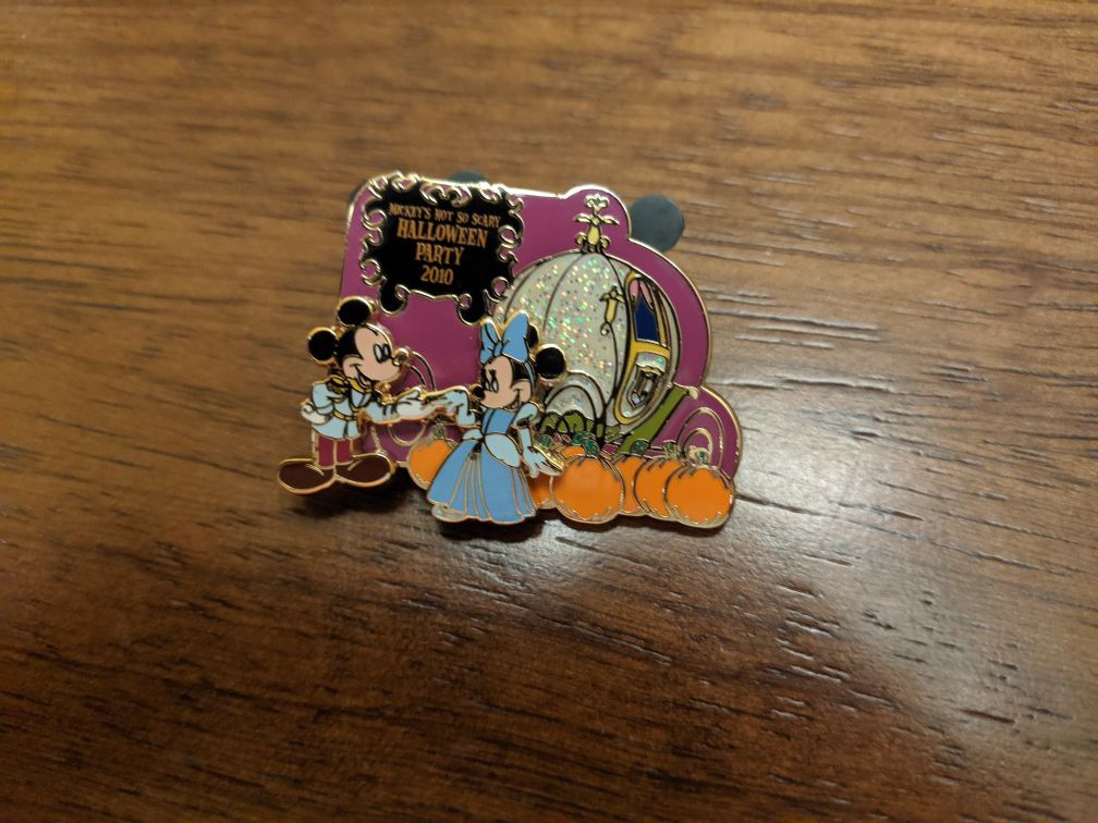Disney limited edition pin of 2500 passholder exclusive Mickey's not-so-scary Halloween party 2010