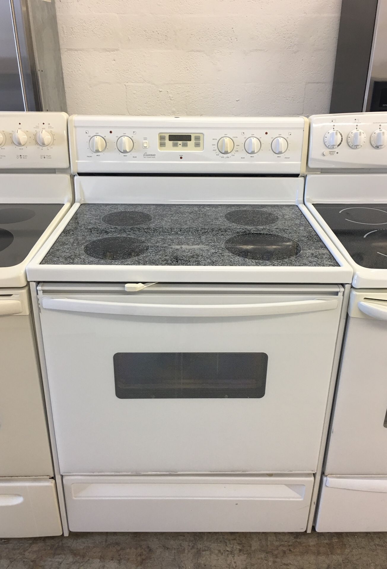 White Amana Stove! Excellent conditions! Self clean oven! Glass on top! 4 months of warranty and fast delivery
