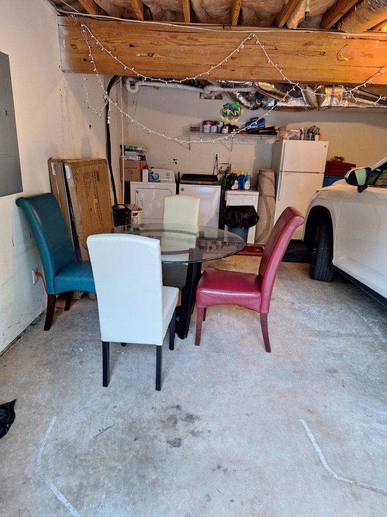 Round Dining Room Table, 4 Chairs 