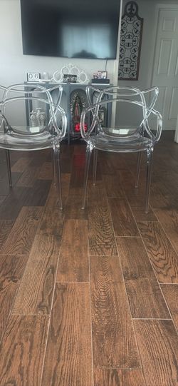 Ghost nesting tranperent chairs