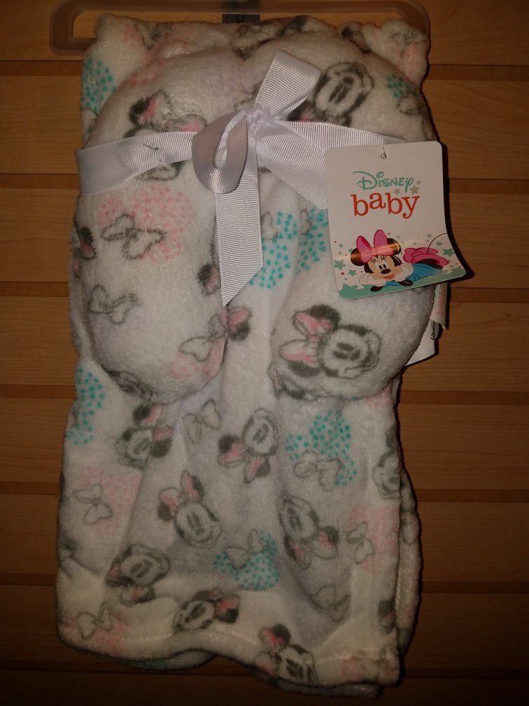 Minnie Blanket & Neck Pillow Set With 4 Pack Of Wash Cloths 