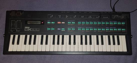 Yamaha DX100 FM Synth Keyboard - Excellent Cond. w/ Power Supply