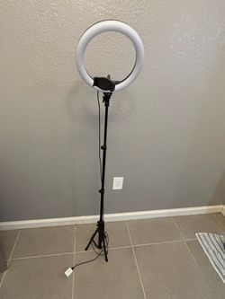 Ring light with phone holder - like new condition