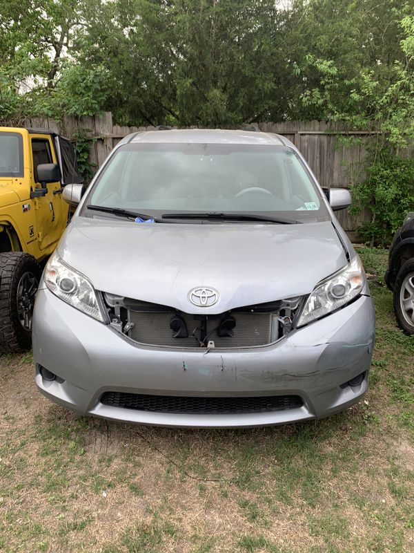2014 Toyota Sienna lE for Sale in Pearland, TX - OfferUp