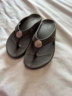 Oofos brown thong flip flops size 8