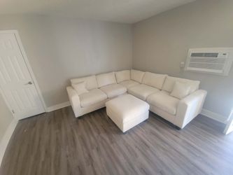 New 99x99 sectional couch / free delivery