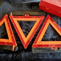 WARNING TRIANGLE FLARE KIT   MODEL 1005   