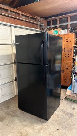 Frigidaire refrigerator $250 clean fridge