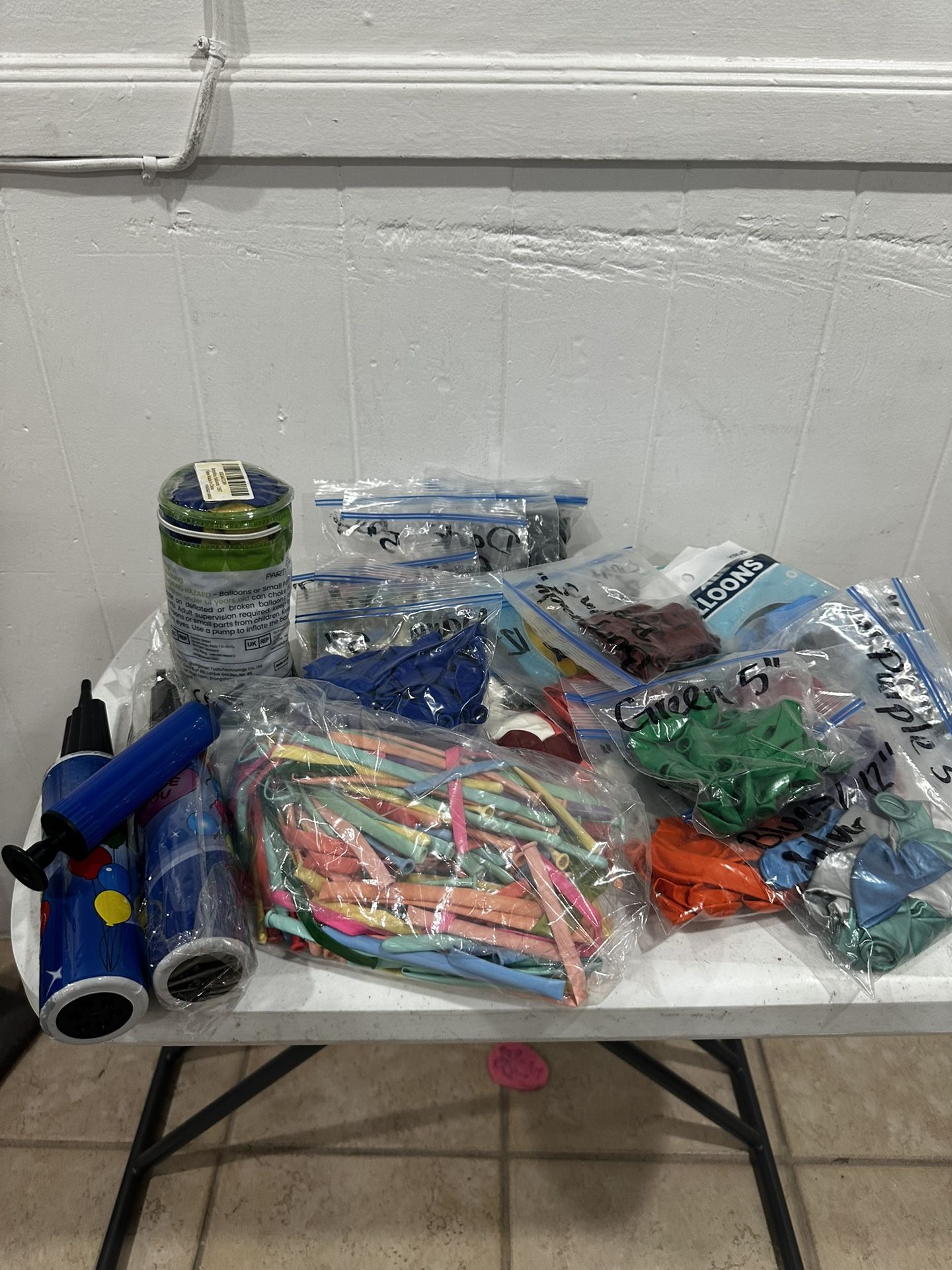 Bulk Lot Round And Twisting Ballons And Pumps
