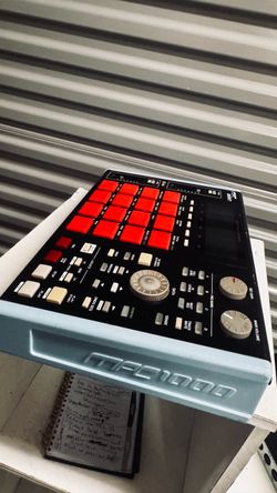 Akai MPC1000 Beat Production Controller