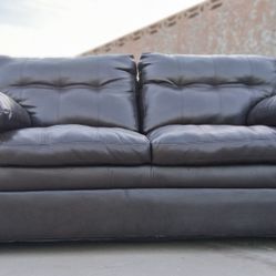 Faux leather loveseat
Used  condition
Perfect for a small living room, studio apartment, or office space