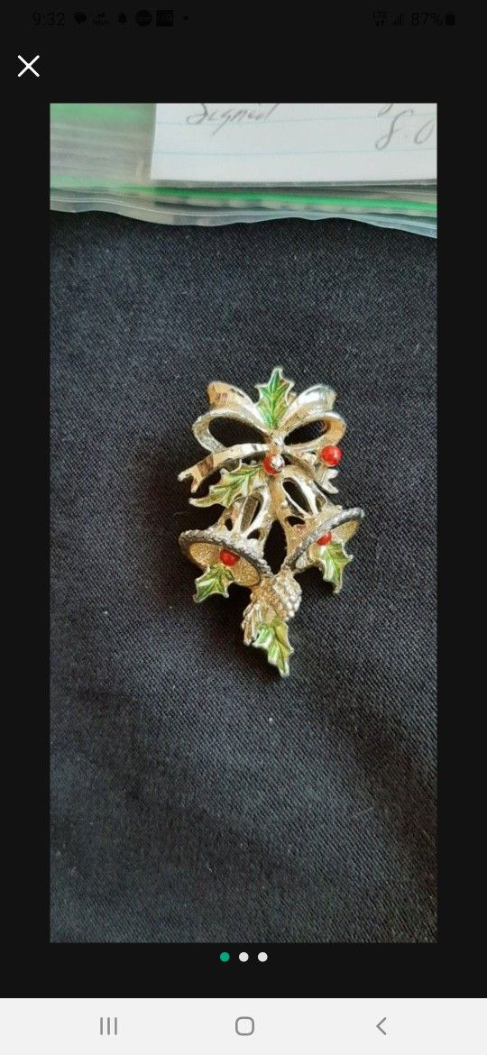 Gerry's Gold Tone Bells & Ribbon 1970’s Holiday Pin.