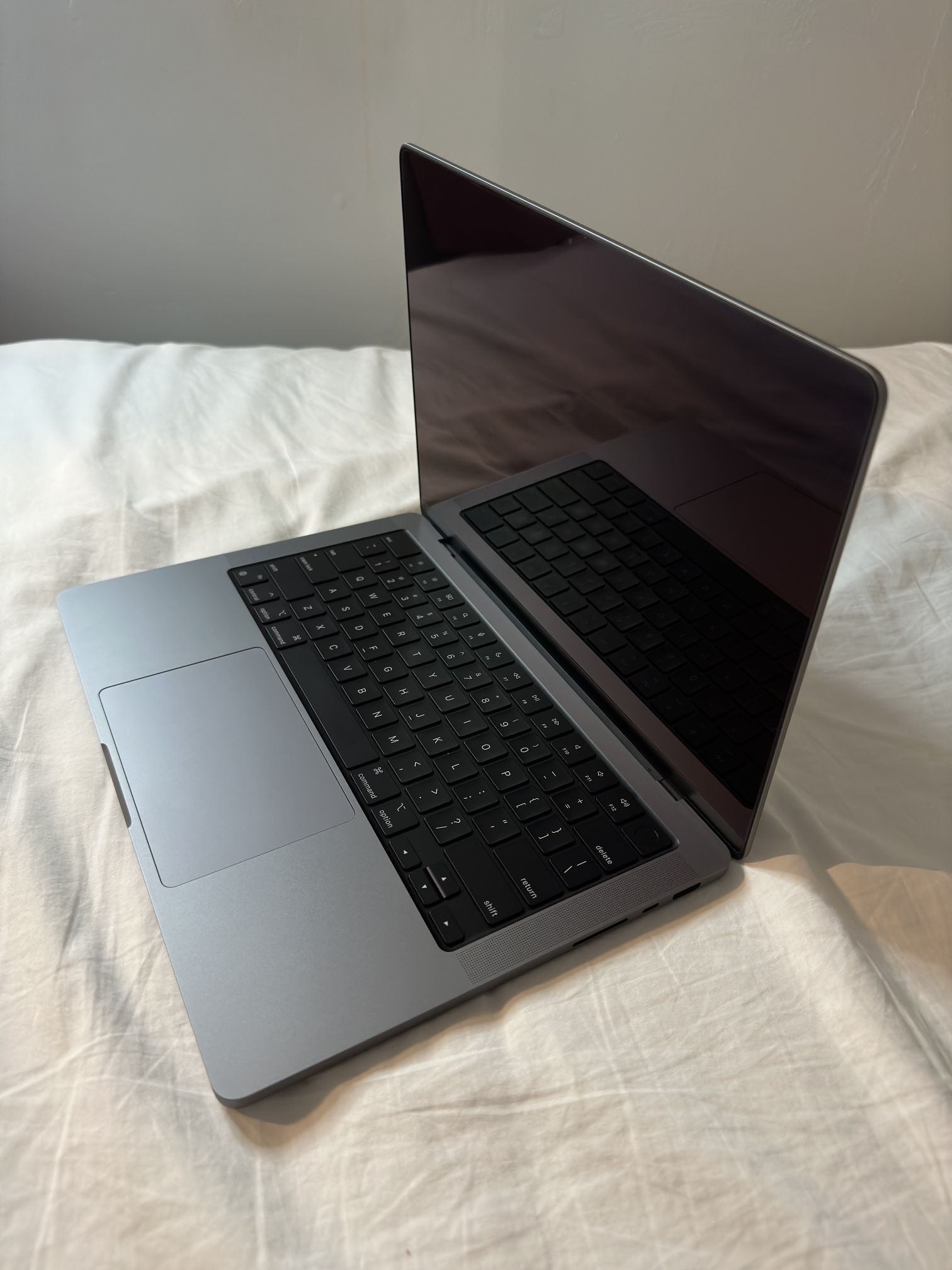 Apple Macbook Pro M1 Pro 14 inch 512gb storage