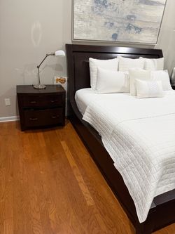 King size bed with night stands