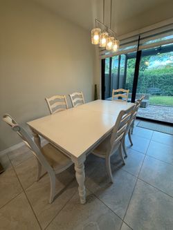 Elegant Off-White Dining Room Set – Excellent Condition