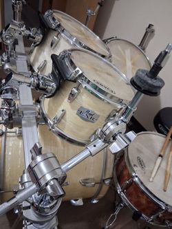 Pearl 5 piece Drums with hardware!!