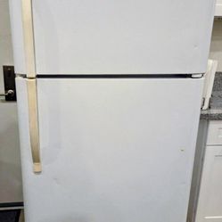 16.6 cu. ft. Top Freezer Refrigerator in WhiteGTS16DTHJRWW General Electric