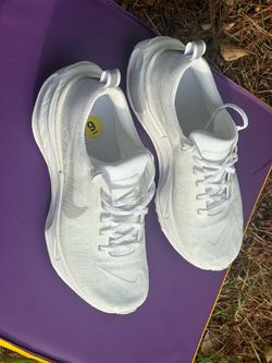 White Nikes comfortable 9
