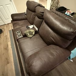 Auto Reclining Love Seat With Consol