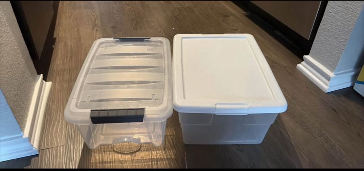Storage containers with lids (2)