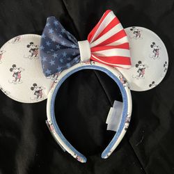 Lounge Fly Disney Ears 