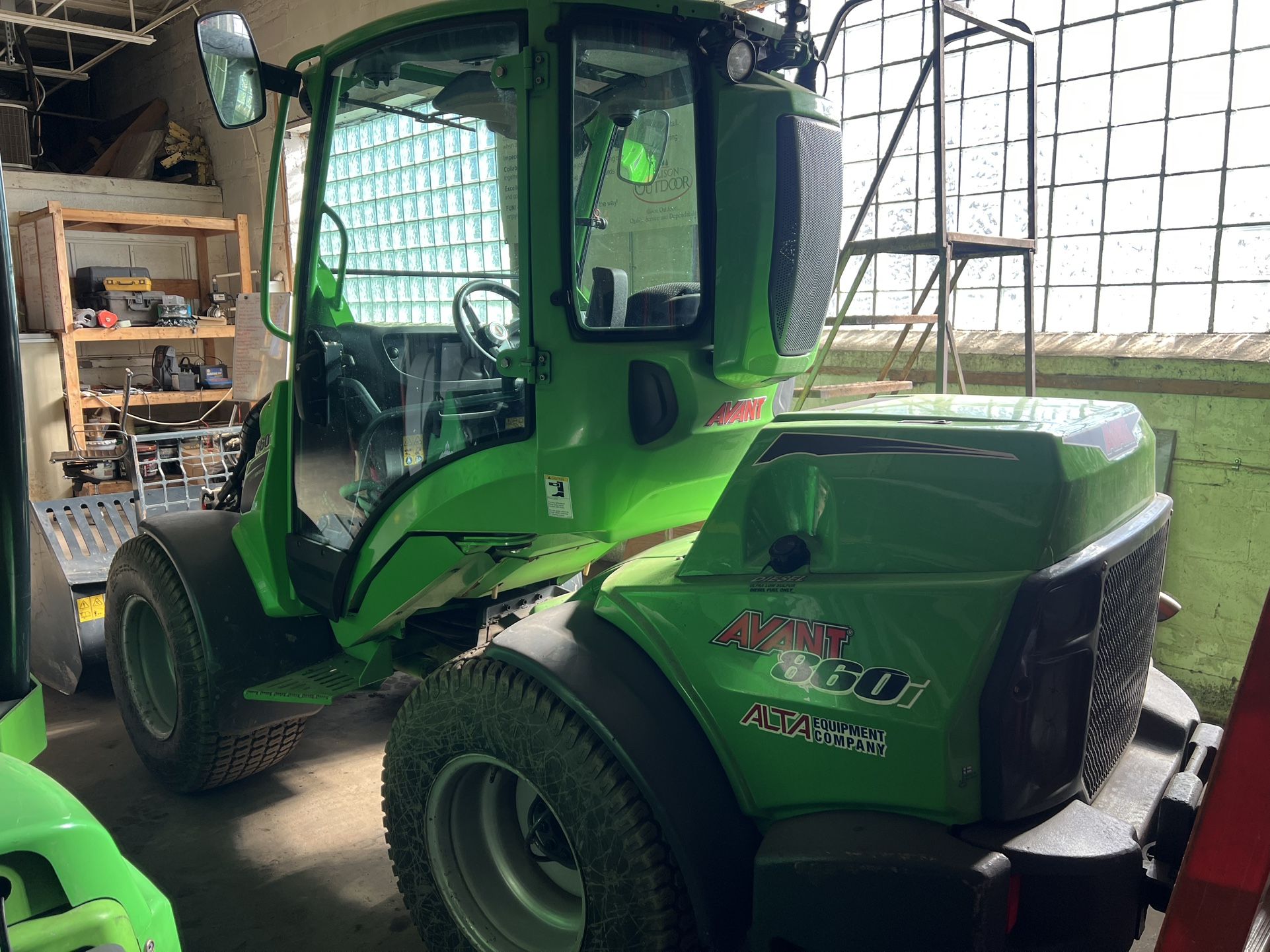 Avant 860i articulating loader With Bucket And Forks. 