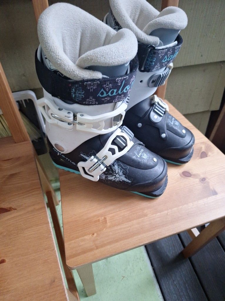 Like New Salomon Ski Boots Mondo22