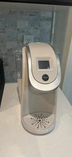 Keurig 2.0 coffee maker with carafe