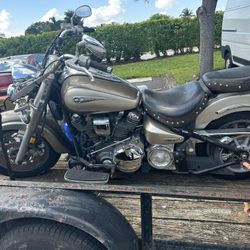 2004 Yamaha Roadstar 1700  parts not Complete