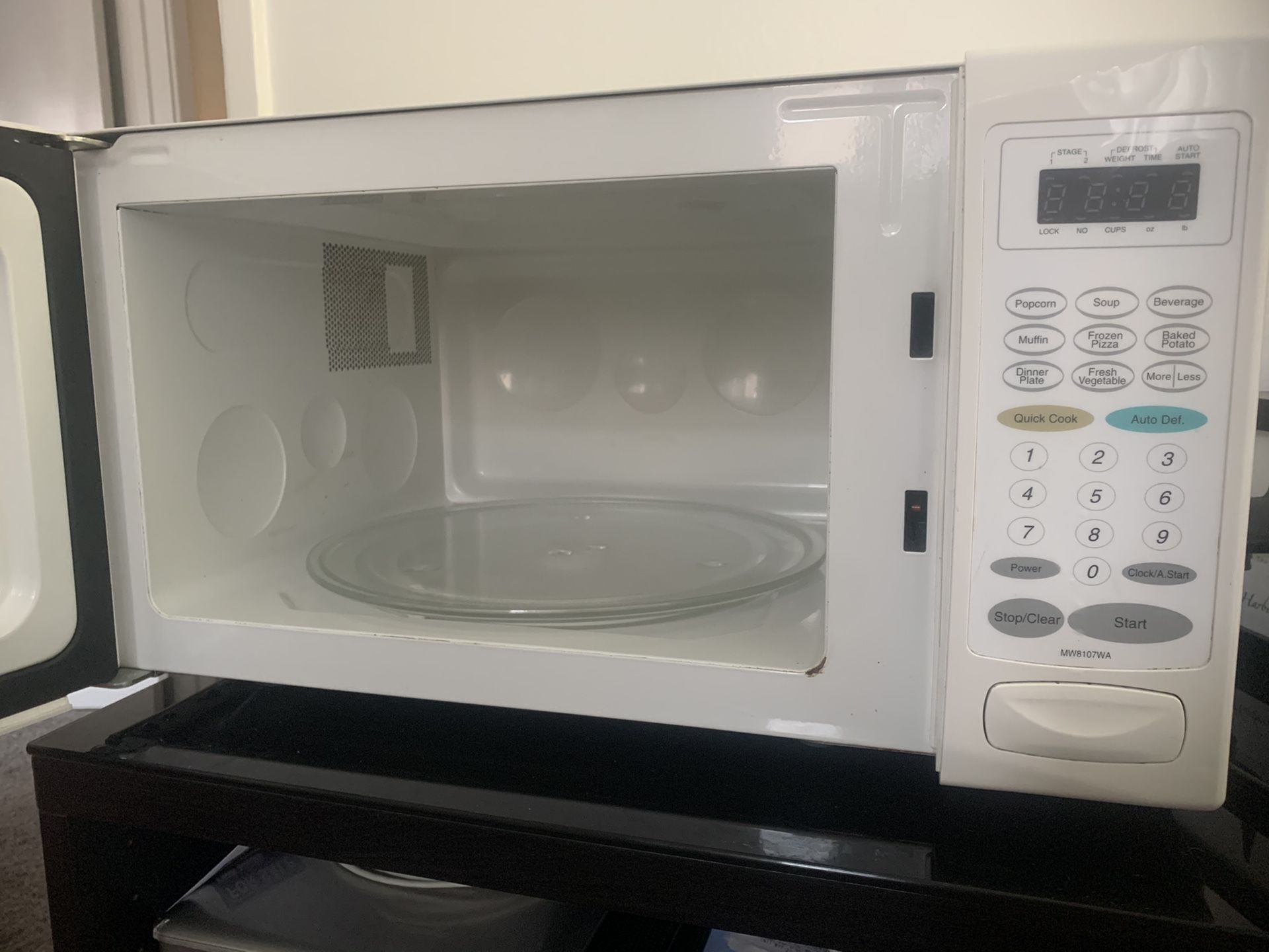 Emerson Microwave Oven 1.1 Cu ft. 1000 watt for Sale in San Diego, CA