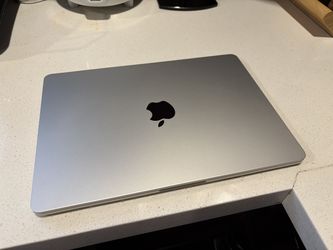 Silver  13-Inch Apple MacBook Air M4 with 32 GB ram and 2 TB SSD
