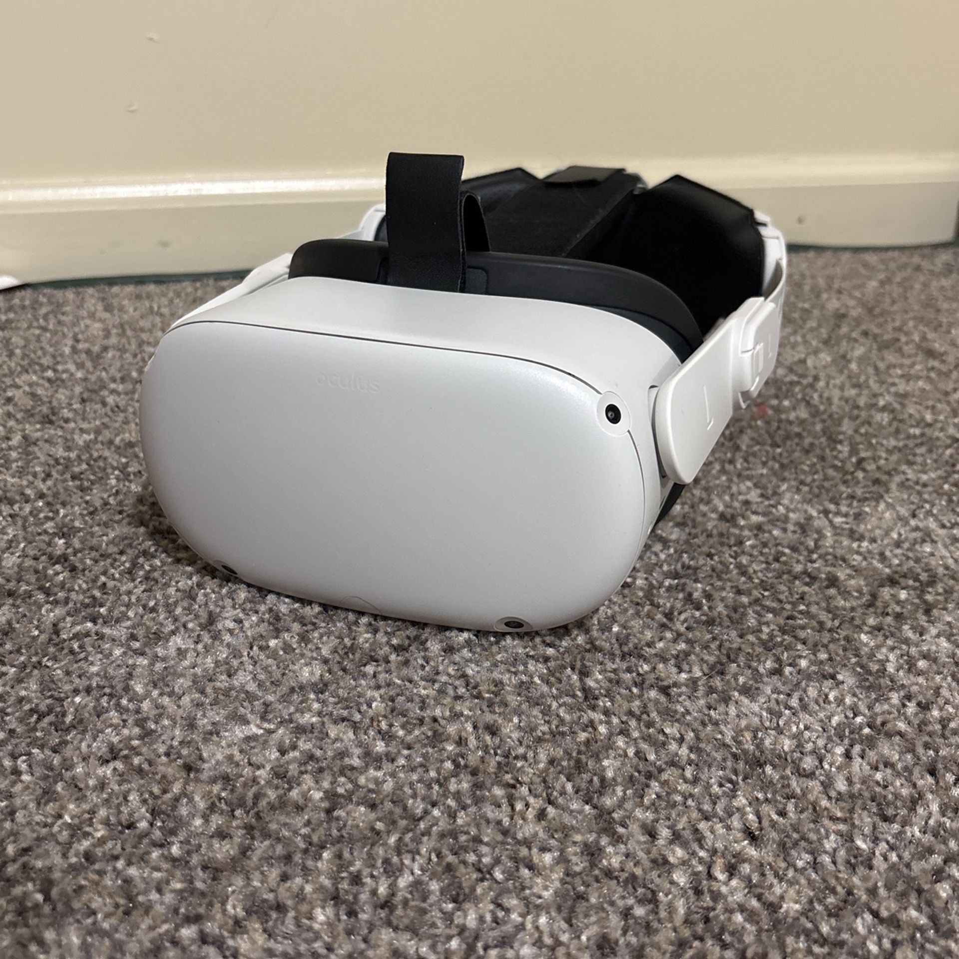 Oculus Quest 2 - Good Condition + Custom Headstrap