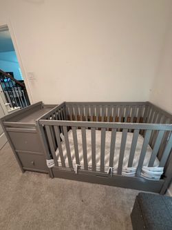 Delta Children Crib and Changer with crib mattress no chemicals