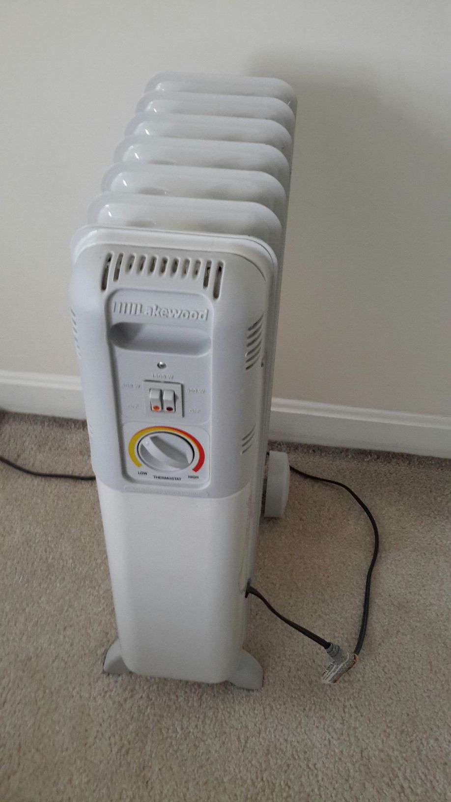Lakewood model 7101 oil-filled portable electric heater with 3 heating levels (up to 1500W)