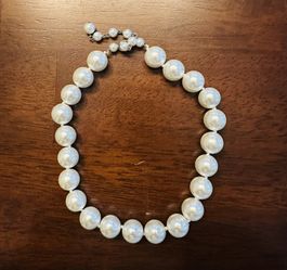 Chunky Faux Pearl Necklace 
