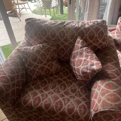 I Have 4 Chairs In Total. 8 Pillows. Beautiful Set.