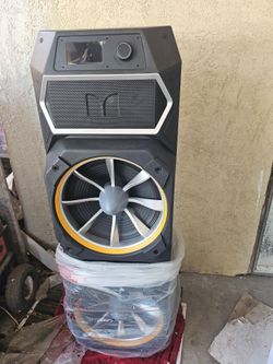 Bluetooth speaker with microphone and charger
