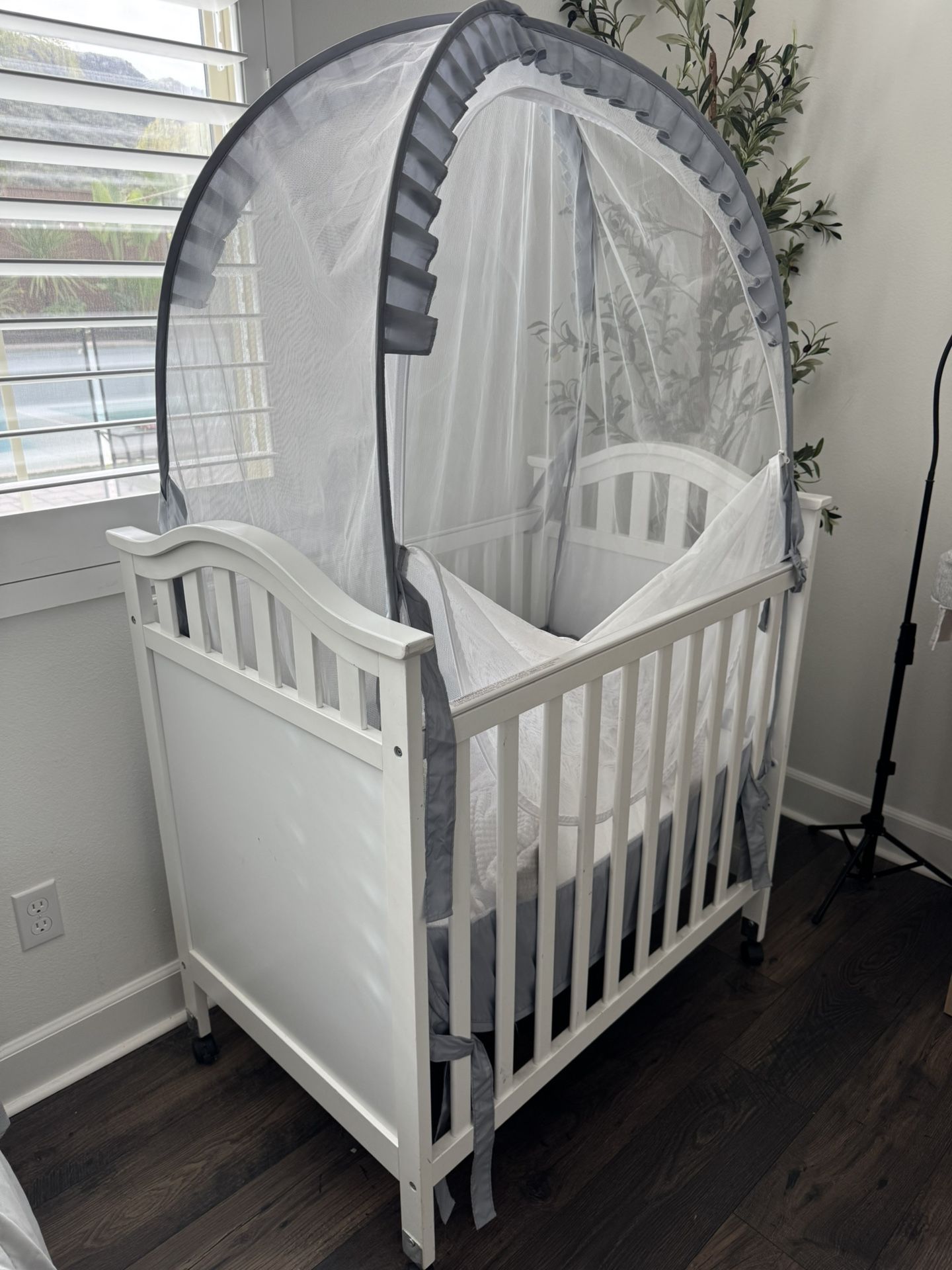 Baby Crib With Included Mattress & Mosquito Net