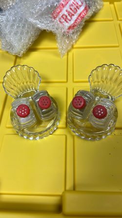Vintage Art Deco salt and pepper shaker set