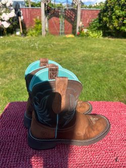 Ariat Fatbaby Heritage boots feature brown leather feet and teal-stitched suede shaft cowboy boots Size 9.5B