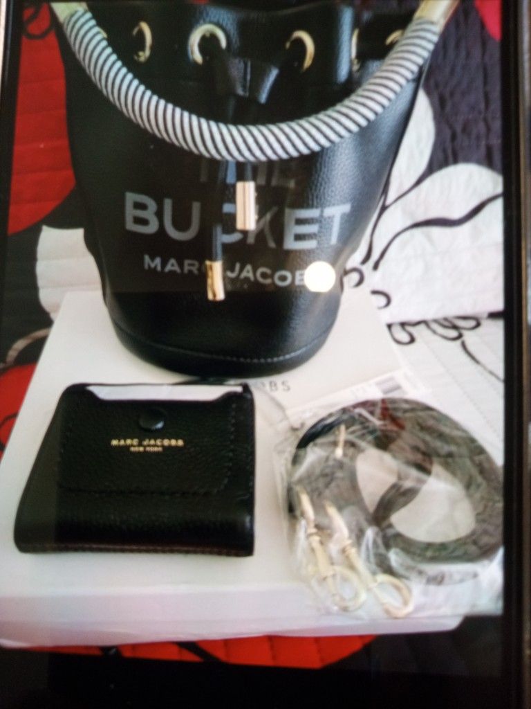 Marc Jacobs Bucket/Wallet 