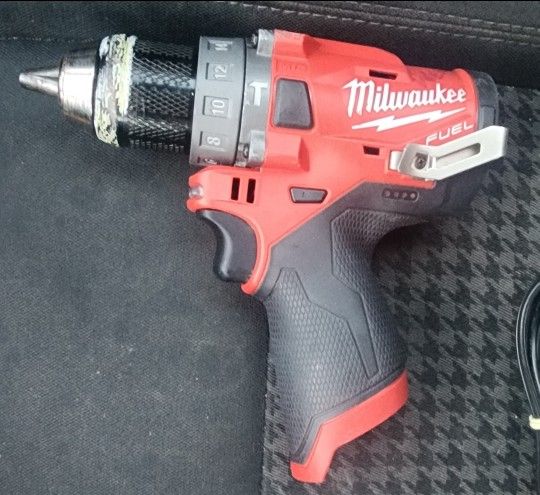 MILWAUKEE M12 FUEL 12V
LITHIUM-ION BRUSHLESS
CORDLESS ½” IN.
HAMMER DRILL
{[TOOL ONLY]}
