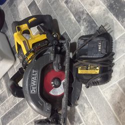 DCS 577 ,7 1/4” wormdrive style circular saw w/ battery and charger works great !