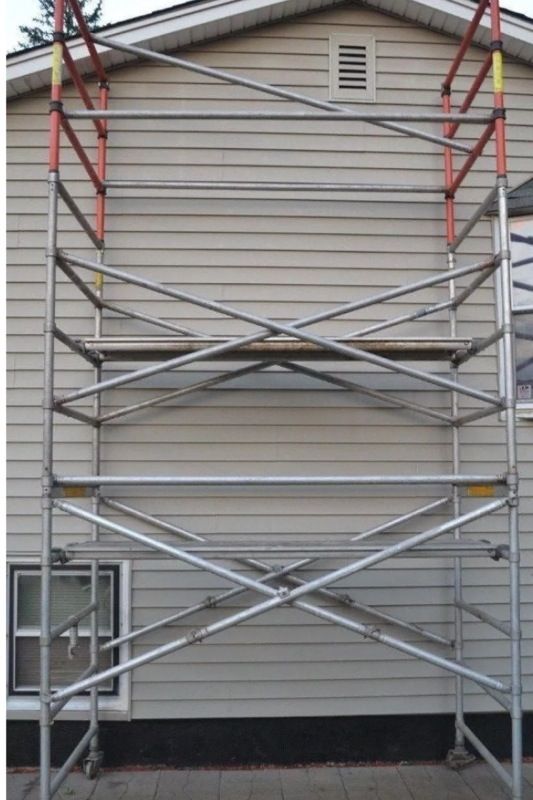 Up-right aluminum scaffolding with 2 genie boards